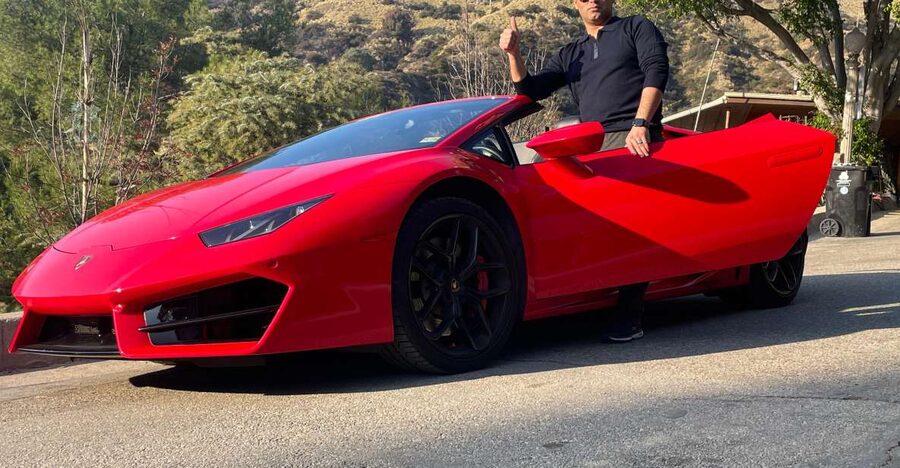 Hollywood Sign 30 Min Lamborghini tour (Drive or Be driven) - The Hollywood Sign Photo Stop: Best Shots in a Busy Place