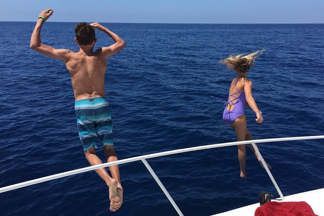 LA: Yacht Private Trip -1 hour (1 ticket covers 1-6 ppl - The yacht setup: outdoor table, bathroom, and your own music