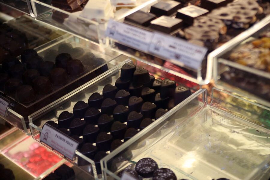 Los Angeles: Old Pasadena Food & Tasting Walking Tour - Chocolate that’s actually part of the plan