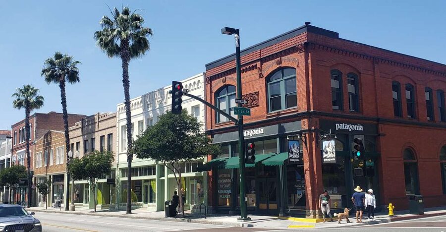 Los Angeles: Old Pasadena Food & Tasting Walking Tour - Starting at Amara Cafe: the calm kickoff before the snacks