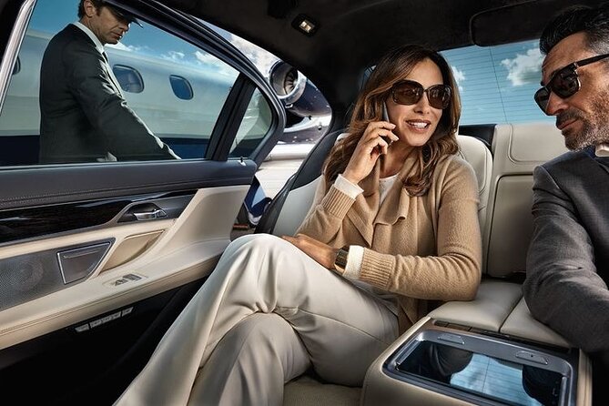 Los Angeles to or From LAX Airport - The Vehicle Experience: Chevrolet Suburban, Clean and Comfortable