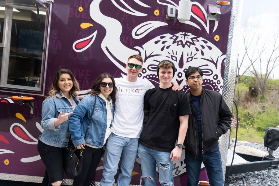 Los Angeles: Venice Beach Food Tour with Tastings - Walking the Venice Beach icons: Muscle Beach, skate park, canals, and murals