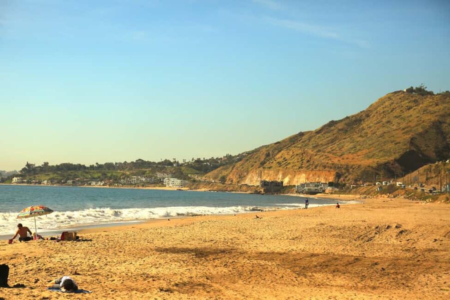 Malibu: Celebrity Homes, Beaches & History Tour - Malibu Country Mart: wine tasting option and hands-on shopping time