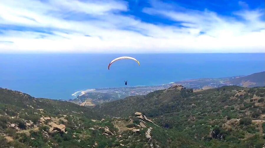 Malibu Hills to Beach: Tandem Paragliding Flight Adventure - Learning steering on a tandem: leaning, hands, then both