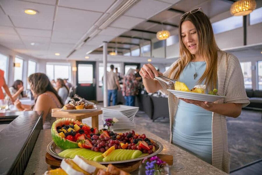 Newport Beach: City Cruises Champagne & Brunch Buffet Cruise - Champagne, live entertainment, and the noise factor you should plan for
