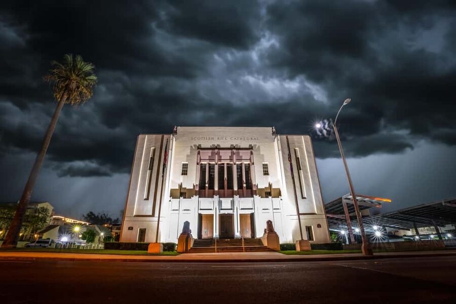 Pasadena Ghost Tour: Purgatory Phantoms - Men in white and abandoned ruins: the lore on an old estate
