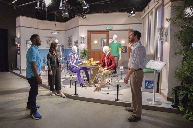 Warner Bros. Studio Tour Hollywood - Big Bang Theory at Apt 4A: the couch spot is more than a selfie